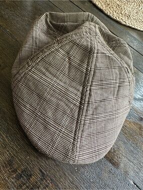 D&Y Black Newsboy Cap with Elastafit Label